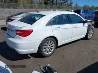 2014 Chrysler 200 Touring z VIN 1C3CCBBG5EN115346, wystawiony jako IAAI lot #41956105 z przebiegiem 128 466 mil mil oraz . Historia ofert i sprzedaży dostępna na DreamBid. Obrazek 4.