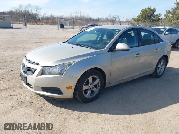 2014 Chevrolet Cruze 1LT z VIN 1G1PC5SB5E7469500, wystawiony jako IAAI lot #41804150 z przebiegiem 100 091 mil mil oraz . Historia ofert i sprzedaży dostępna na DreamBid. Obrazek 2.