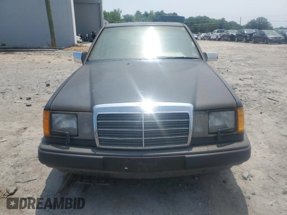 1986 Mercedes-Benz 300 E с VIN WDBEA30D8GA318345, выставлен на аукционе Copart как лот 59481785 с пробегом 47 646 миль миль и Чистый • Clean title. История ставок и продаж доступна на DreamBid. Изображение 5.
