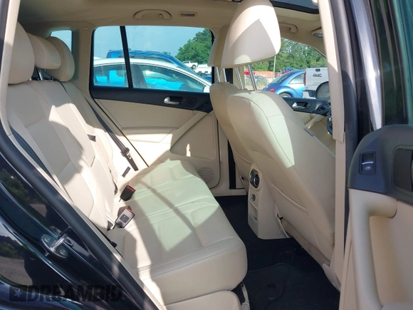 2012 Volkswagen Tiguan SE z VIN WVGAV7AX7CW535575, wystawiony jako IAAI lot #42351369 z przebiegiem 93 501 mil mil oraz . Historia ofert i sprzedaży dostępna na DreamBid. Obrazek 8.