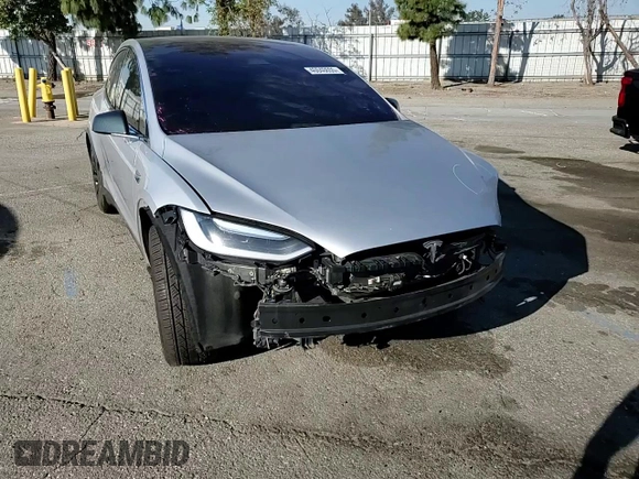 2017 Tesla Model X 90D z VIN 5YJXCAE27HF044791, wystawiony jako Copart lot #46040655 z przebiegiem 149 509 mil mil oraz Szkody całkowita. Historia ofert i sprzedaży dostępna na DreamBid. Obrazek 12.
