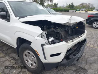 2022 Nissan Frontier S z VIN 1N6ED1EJ7NN608316, wystawiony jako IAAI lot #42047047 z przebiegiem 33 896 mil mil oraz . Historia ofert i sprzedaży dostępna na DreamBid. Obrazek 6.