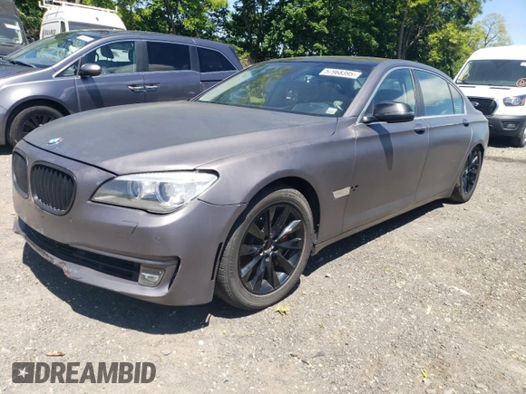 2013 BMW 7 Series 740Li xDrive z VIN WBAYF4C55DDE23588, wystawiony jako Copart lot #57968395 z przebiegiem 53 166 mil mil oraz Szkoda całkowita • Salvage title. Historia ofert i sprzedaży dostępna na DreamBid. Obrazek 1.