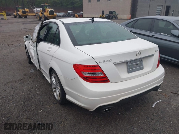 2013 Mercedes-Benz C 300 Sport z VIN WDDGF8ABXDR289262, wystawiony jako IAAI lot #42181367 z przebiegiem 130 744 mil mil oraz . Historia ofert i sprzedaży dostępna na DreamBid. Obrazek 3.