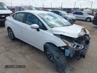 2022 Nissan Versa SV z VIN 3N1CN8EV4NL839437, wystawiony jako IAAI lot #42235889 z przebiegiem 46 138 mil mil oraz . Historia ofert i sprzedaży dostępna na DreamBid. Obrazek 1.