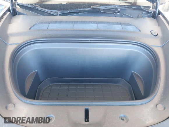 2024 Tesla Model Y Long Range z VIN 7SAYGAEE8RF088791, wystawiony jako IAAI lot #42185399 z przebiegiem 15 339 mil mil oraz . Historia ofert i sprzedaży dostępna na DreamBid. Obrazek 10.