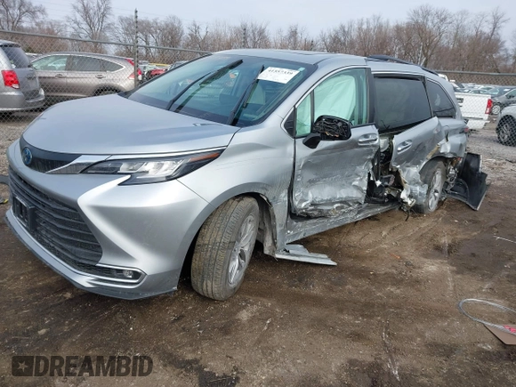 2021 Toyota Sienna XLE with VIN 5TDYRKEC1MS068172, listed as a IAAI auction lot 41557339 with 35,734 mi miles. Bid and sale history available at carsss.com. Image 2.