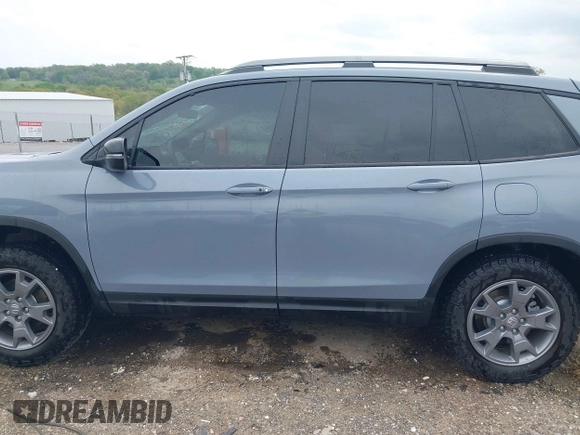 2025 Honda Passport TrailSport z VIN 5FNYF8H69SB012063, wystawiony jako IAAI lot #42060797 z przebiegiem 6078 mil mil oraz . Historia ofert i sprzedaży dostępna na DreamBid. Obrazek 14.