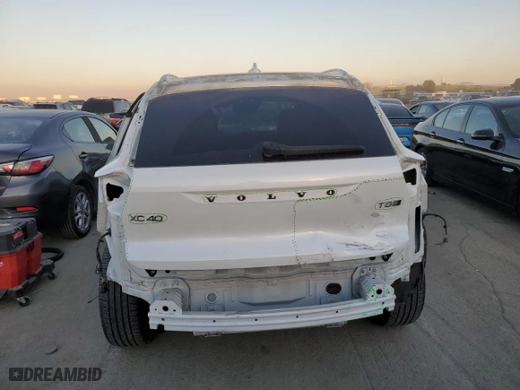 2019 Volvo XC40 Inscription with VIN YV4162UL2K2057274, listed as a Copart auction lot 89395525 with 30,540 mi miles and Salvage Title. Bid and sale history available at carsss.com. Image 6.