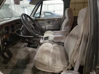 1991 GMC Suburban z VIN 1GKEV16K5MF500359, wystawiony jako Copart lot #81125224 z przebiegiem 177 181 mil mil oraz Tytuł czysty. Historia ofert i sprzedaży dostępna na DreamBid. Obrazek 7.