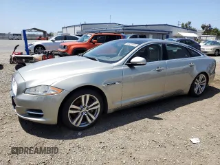 2012 Jaguar XJ XJL z VIN SAJWA2GBXCLV34153, wystawiony jako Copart lot #56325485 z przebiegiem 39 562 mil mil oraz Tytuł czysty. Historia ofert i sprzedaży dostępna na DreamBid. Obrazek 1.