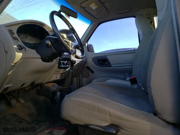 2000 Ford Ranger XL with VIN 1FTZR15V3YPB47276, listed as a Copart auction lot 43333815 with 131,303 mi miles and Salvage Title. Bid and sale history available at carsss.com. Image 7.