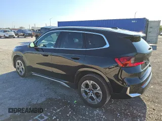 2024 BMW X1 xDrive28i z VIN WBX73EF08R5Y90826, wystawiony jako Copart lot #56059065 z przebiegiem 18 928 mil mil oraz Tytuł czysty. Historia ofert i sprzedaży dostępna na DreamBid. Obrazek 2.