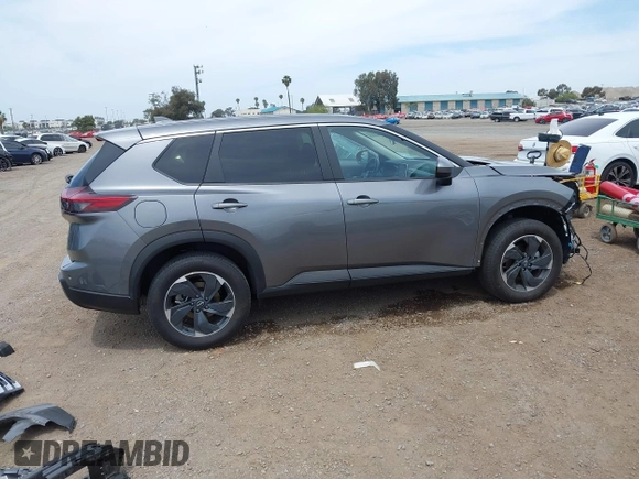 2024 Nissan Rogue SV z VIN JN8BT3BA6RW005788, wystawiony jako IAAI lot #42228429 z przebiegiem 6 097 mil mil oraz . Historia ofert i sprzedaży dostępna na DreamBid. Obrazek 14.