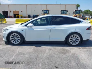 2017 Tesla Model X 90D z VIN 5YJXCBE20HF070252, wystawiony jako IAAI lot #42281644 z przebiegiem 39 362 mil mil oraz . Historia ofert i sprzedaży dostępna na DreamBid. Obrazek 14.