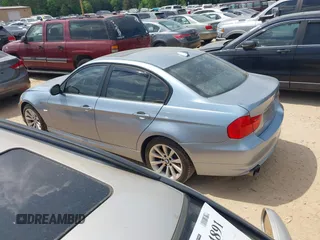 2011 BMW 3 Series 328i z VIN WBAPH7G51BNN06232, wystawiony jako IAAI lot #42159952 z przebiegiem 155 429 mil mil oraz . Historia ofert i sprzedaży dostępna na DreamBid. Obrazek 3.