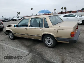 1987 Volvo 740 z VIN YV1FX8843H2178121, wystawiony jako Copart lot #55678015 z przebiegiem 105 881 mil mil oraz Tytuł czysty. Historia ofert i sprzedaży dostępna na DreamBid. Obrazek 2.