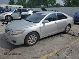 2011 Toyota Camry LE z VIN 4T1BF3EK8BU705526, wystawiony jako Copart lot #59225225 z przebiegiem 128 953 mil mil oraz Czysty tytuł • Clean title. Historia ofert i sprzedaży dostępna na DreamBid. Obrazek 1.