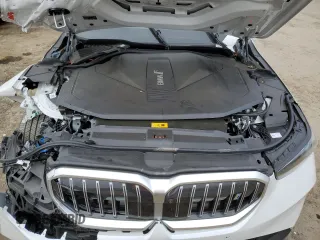 2024 BMW i5 eDrive40 z VIN WBY33FK09RCR63560, wystawiony jako Copart lot #72055444 z przebiegiem 2973 mil mil oraz Szkody całkowita. Historia ofert i sprzedaży dostępna na DreamBid. Obrazek 13.