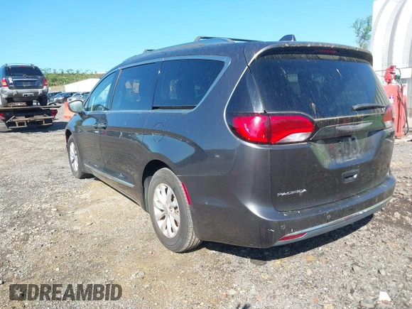 2018 Chrysler Pacifica Touring L with VIN 2C4RC1BG1JR112084, listed as a IAAI auction lot 42206441 with 163,952 mi miles and . Bid and sale history available at DreamBid. Image 3.