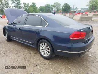 2013 Volkswagen Passat SEL Premium z VIN 1VWCH7A37DC056381, wystawiony jako IAAI lot #42426144 z przebiegiem 261 626 mil mil oraz . Historia ofert i sprzedaży dostępna na DreamBid. Obrazek 3.