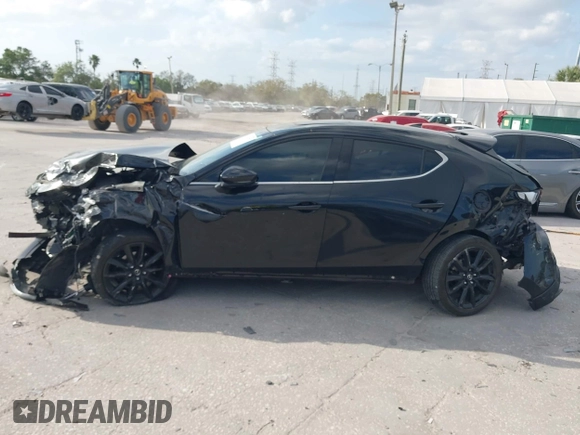 2023 Mazda 3 Premium Plus z VIN JM1BPBNY0P1615814, wystawiony jako IAAI lot #41718577 z przebiegiem Nie podano mil oraz . Historia ofert i sprzedaży dostępna na DreamBid. Obrazek 14.
