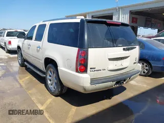 2009 GMC Denali z VIN 1GKFC06269R198526, wystawiony jako IAAI lot #41677428 z przebiegiem 244 410 mil mil oraz . Historia ofert i sprzedaży dostępna na DreamBid. Obrazek 3.