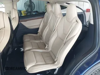 2016 Tesla Model X 70D z VIN 5YJXCAE23GF004285, wystawiony jako IAAI lot #42179024 z przebiegiem 108 472 mil mil oraz . Historia ofert i sprzedaży dostępna na DreamBid. Obrazek 8.