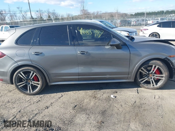 2014 Porsche Cayenne GTS z VIN WP1AD2A27ELA75187, wystawiony jako IAAI lot #41685987 z przebiegiem 77 962 mil mil oraz . Historia ofert i sprzedaży dostępna na DreamBid. Obrazek 14.