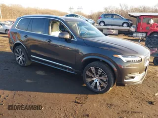 2023 Volvo XC90 Plus Bright Theme z VIN YV4H60CN1P1967680, wystawiony jako IAAI lot #41297577 z przebiegiem Nie podano mil oraz . Historia ofert i sprzedaży dostępna na DreamBid. Obrazek 1.