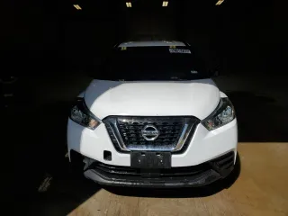 2020 Nissan Kicks S z VIN 3N1CP5BV0LL555751, wystawiony jako Copart lot #52790705 z przebiegiem 82 747 mil mil oraz Czysty tytuł • Clean title. Historia ofert i sprzedaży dostępna na DreamBid. Obrazek 5.