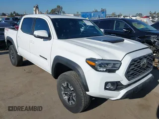 2023 Toyota Tacoma SR z VIN 3TMCZ5AN4PM541165, wystawiony jako IAAI lot #42268454 z przebiegiem 43 074 mil mil oraz . Historia ofert i sprzedaży dostępna na DreamBid. Obrazek 1.