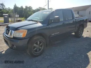 2015 Nissan Titan SL z VIN 1N6AA0EC4FN501504, wystawiony jako Copart lot #65770435 z przebiegiem 346 046 mil mil oraz Czysty tytuł • Clean title. Historia ofert i sprzedaży dostępna na DreamBid. Obrazek 1.