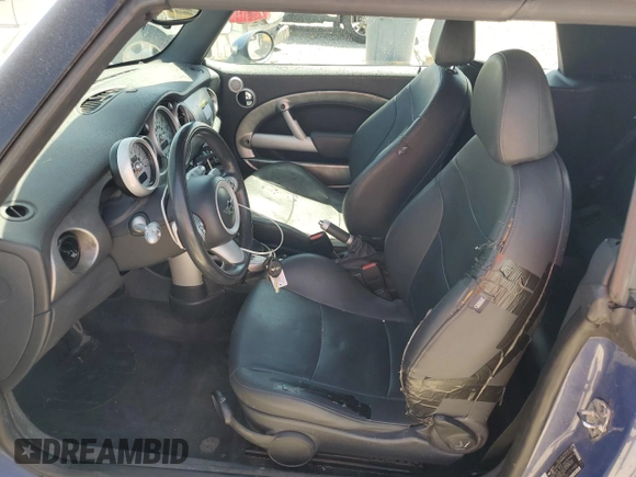 2007 MINI Convertible S z VIN WMWRH33577TL94482, wystawiony jako Copart lot #55502015 z przebiegiem 118 957 mil mil oraz Szkoda całkowita • Salvage title. Historia ofert i sprzedaży dostępna na DreamBid. Obrazek 7.