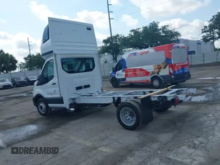 2023 Ford Transit z VIN 1FDBF6ZG0PKB35192, wystawiony jako IAAI lot #42191303 z przebiegiem 207 810 mil mil oraz . Historia ofert i sprzedaży dostępna na DreamBid. Obrazek 3.