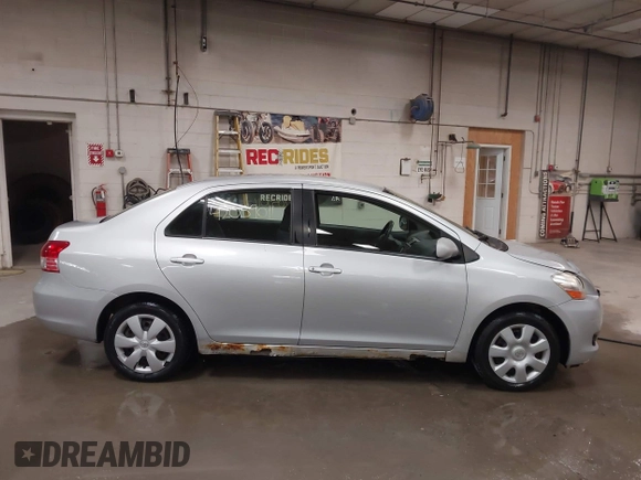 2008 Toyota Yaris z VIN JTDBT923884038527, wystawiony jako IAAI lot #42059011 z przebiegiem 232 431 mil mil oraz . Historia ofert i sprzedaży dostępna na DreamBid. Obrazek 13.