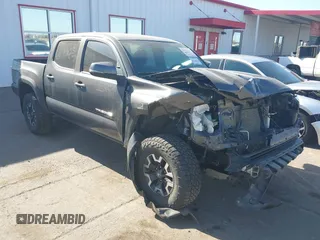 2022 Toyota Tacoma SR z VIN 3TMCZ5AN5NM484360, wystawiony jako IAAI lot #41899655 z przebiegiem 42 527 mil mil oraz . Historia ofert i sprzedaży dostępna na DreamBid. Obrazek 1.