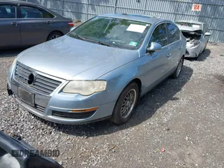 2006 Volkswagen Passat Value Edition z VIN WVWAK73C06P141096, wystawiony jako IAAI lot #42297811 z przebiegiem 84 399 mil mil oraz . Historia ofert i sprzedaży dostępna na DreamBid. Obrazek 2.