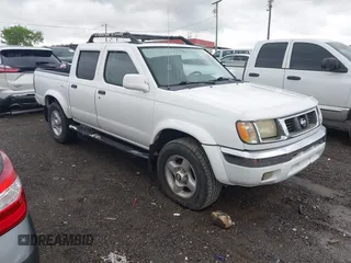 2000 Nissan Frontier XE z VIN 1N6ED27Y2YC355776, wystawiony jako IAAI lot #42107613 z przebiegiem 235 461 mil mil oraz . Historia ofert i sprzedaży dostępna na DreamBid. Obrazek 1.