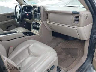 2004 Chevrolet Tahoe LT with VIN 1GNEC13Z74J323109, listed as a IAAI auction lot 41829422 with 261,636 mi miles. Bid and sale history available at carsss.com. Image 5.