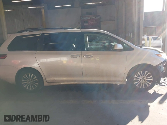 2018 Toyota Sienna XLE Auto Access Seat with VIN 5TDYZ3DC9JS907715, listed as a IAAI auction lot 41557733 with 133,270 mi miles. Bid and sale history available at carsss.com. Image 14.