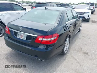 2013 Mercedes-Benz E 350 Luxury z VIN WDDHF5KB8DA727907, wystawiony jako IAAI lot #42476164 z przebiegiem 195 140 mil mil oraz . Historia ofert i sprzedaży dostępna na DreamBid. Obrazek 4.