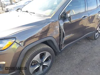 2017 Jeep Compass Latitude z VIN 3C4NJDBB9HT667415, wystawiony jako IAAI lot #40755033 z przebiegiem 106 943 mil mil oraz . Historia ofert i sprzedaży dostępna na DreamBid. Obrazek 6.