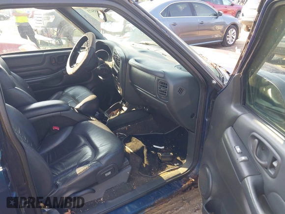 2000 Chevrolet Blazer LT z VIN 1GNDT13W2Y2145868, wystawiony jako IAAI lot #42445473 z przebiegiem 134 019 mil mil oraz . Historia ofert i sprzedaży dostępna na DreamBid. Obrazek 5.