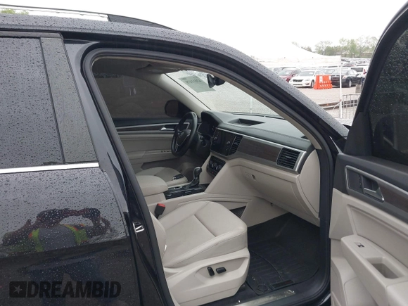 2019 Volkswagen Atlas SEL z VIN 1V2ER2CA2KC592691, wystawiony jako IAAI lot #42011478 z przebiegiem 57 628 mil mil oraz . Historia ofert i sprzedaży dostępna na DreamBid. Obrazek 5.