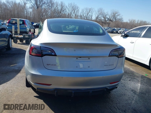 2018 Tesla Model 3 Long Range Battery z VIN 5YJ3E1EB3JF117007, wystawiony jako IAAI lot #41753572 z przebiegiem 82 444 mil mil oraz . Historia ofert i sprzedaży dostępna na DreamBid. Obrazek 16.
