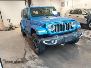 2024 Jeep Wrangler Sahara z VIN 1C4RJXP64RW170976, wystawiony jako IAAI lot #41867996 z przebiegiem 4 406 mil mil oraz . Historia ofert i sprzedaży dostępna na DreamBid. Obrazek 1.