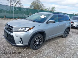 2018 Toyota Highlander SE z VIN 5TDJZRFHXJS800427, wystawiony jako IAAI lot #41902639 z przebiegiem 88 140 mil mil oraz . Historia ofert i sprzedaży dostępna na DreamBid. Obrazek 2.