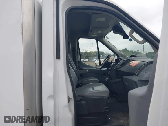 2018 Ford Transit z VIN 1FDBF8ZM3JKA90502, wystawiony jako IAAI lot #42545271 z przebiegiem 104 971 mil mil oraz . Historia ofert i sprzedaży dostępna na DreamBid. Obrazek 5.