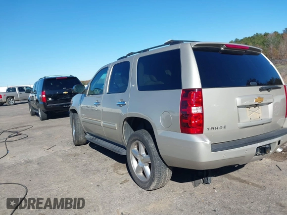 2013 Chevrolet Tahoe LT z VIN 1GNSCBE05DR378859, wystawiony jako IAAI lot #41074700 z przebiegiem 184 925 mil mil oraz . Historia ofert i sprzedaży dostępna na DreamBid. Obrazek 3.